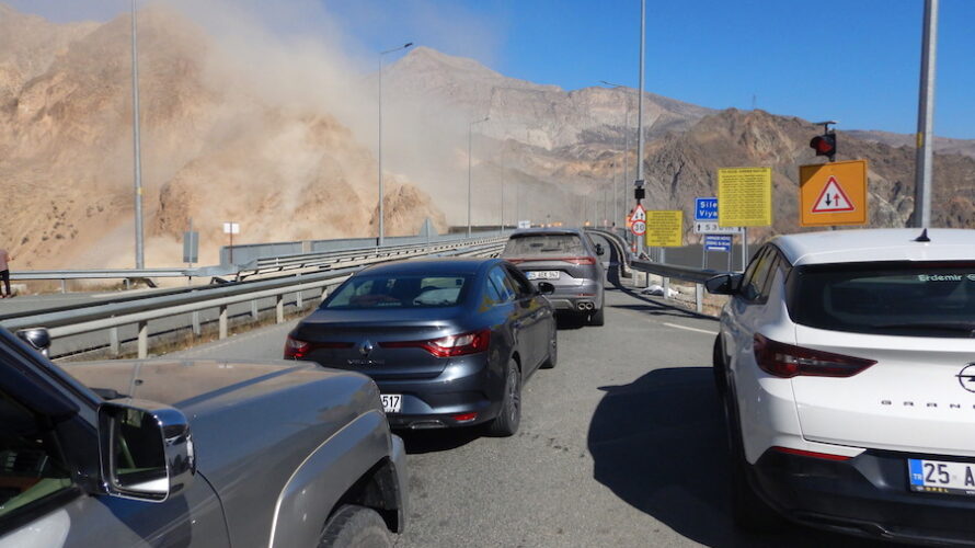 トルコ２７～ダム工事現場で通行止め