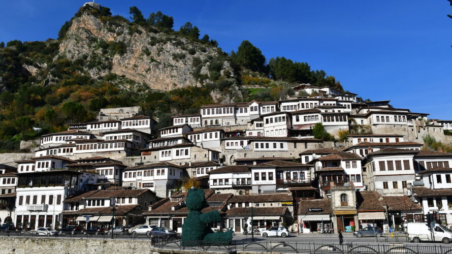 アルバニア８～世界遺産  千の窓を持つ町べラティ